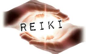 Two hands covering a word "reiki"