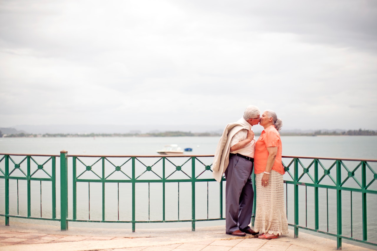 Stylish elderly couple kissing on embankment.jpg