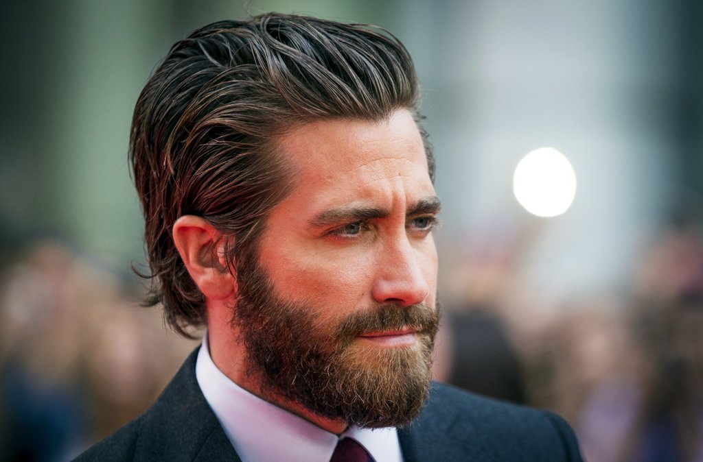 Jake Gyllenhaal with long beard while wearing a suit
