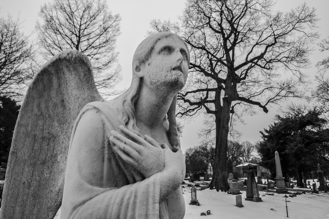 A staue of an angel inside the cemetery