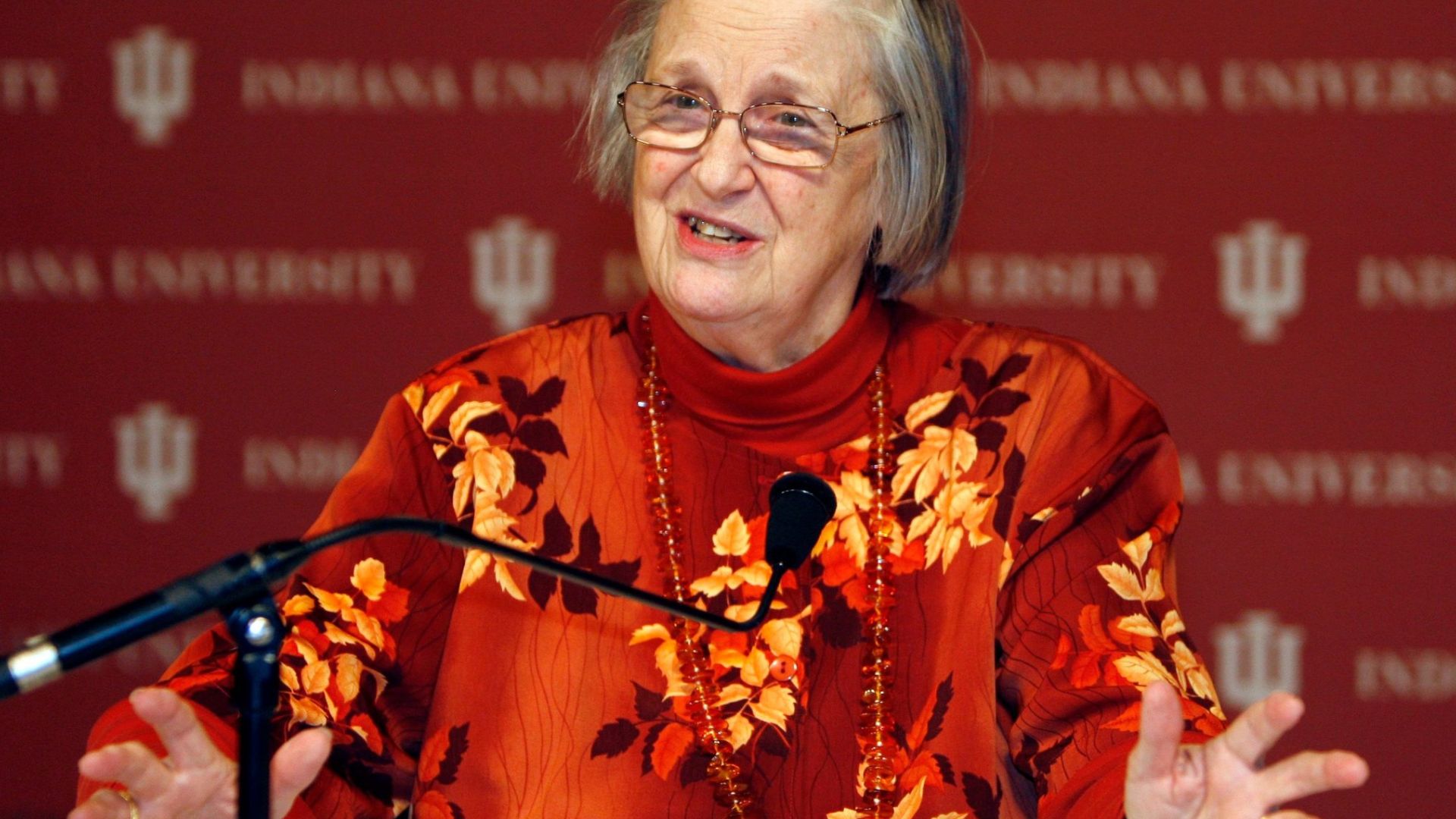 Elinor Ostrom Sittng In A Press Conference