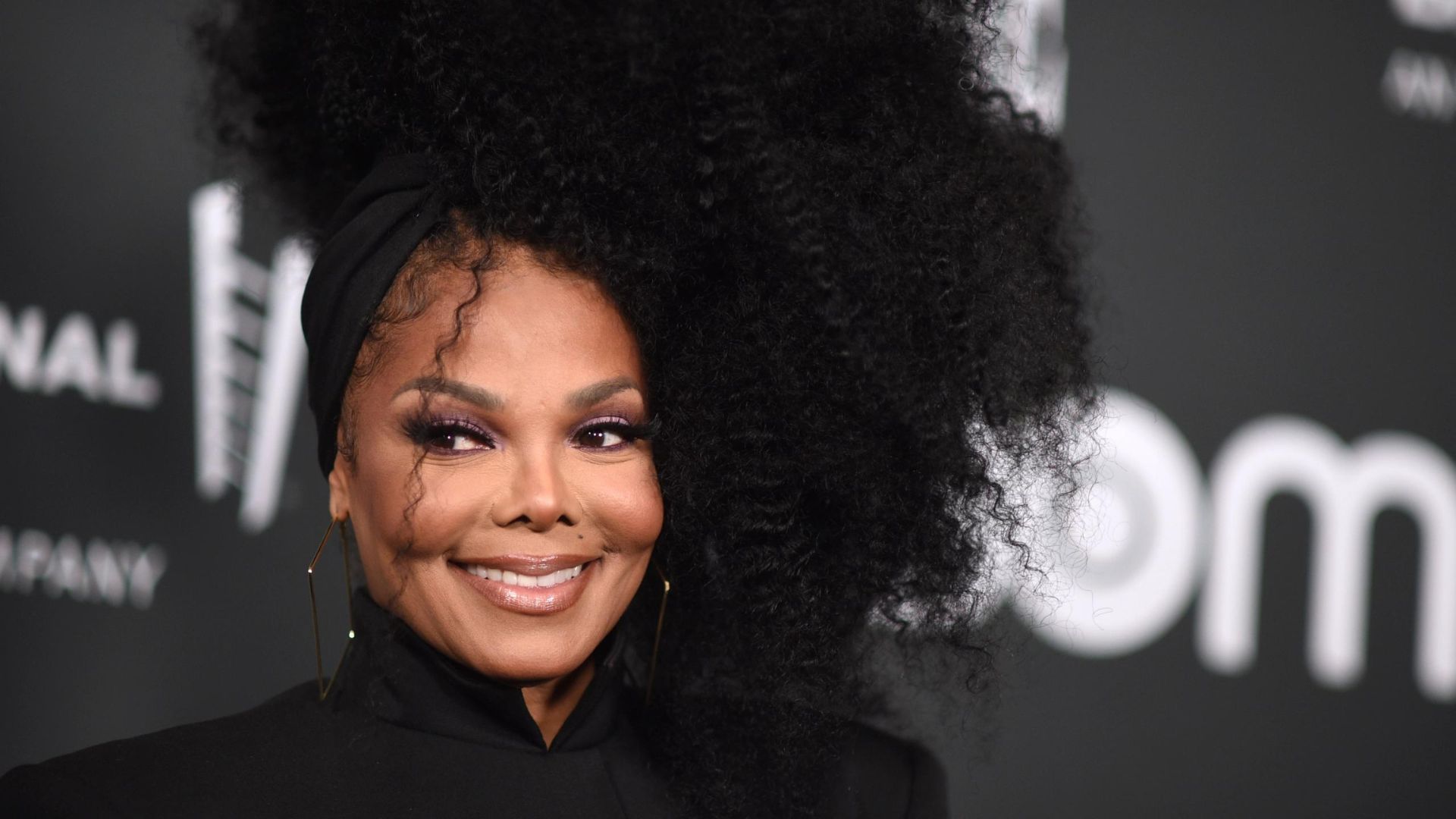 Janet Jackson Smiling And Wearing Black Clothes