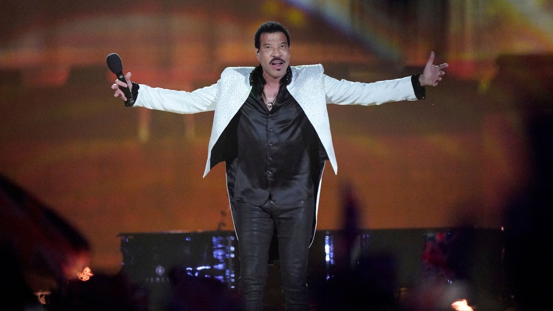 Lionel Richie Performing And Holding A Mike