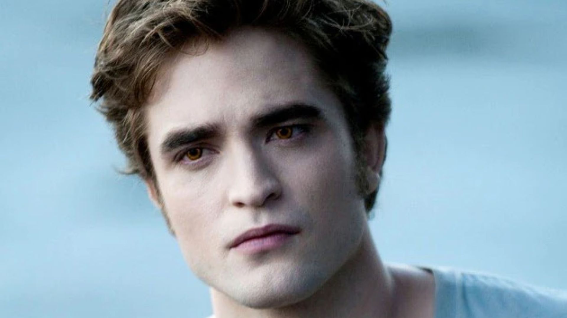 Robert Pattinson as Edward Cullens