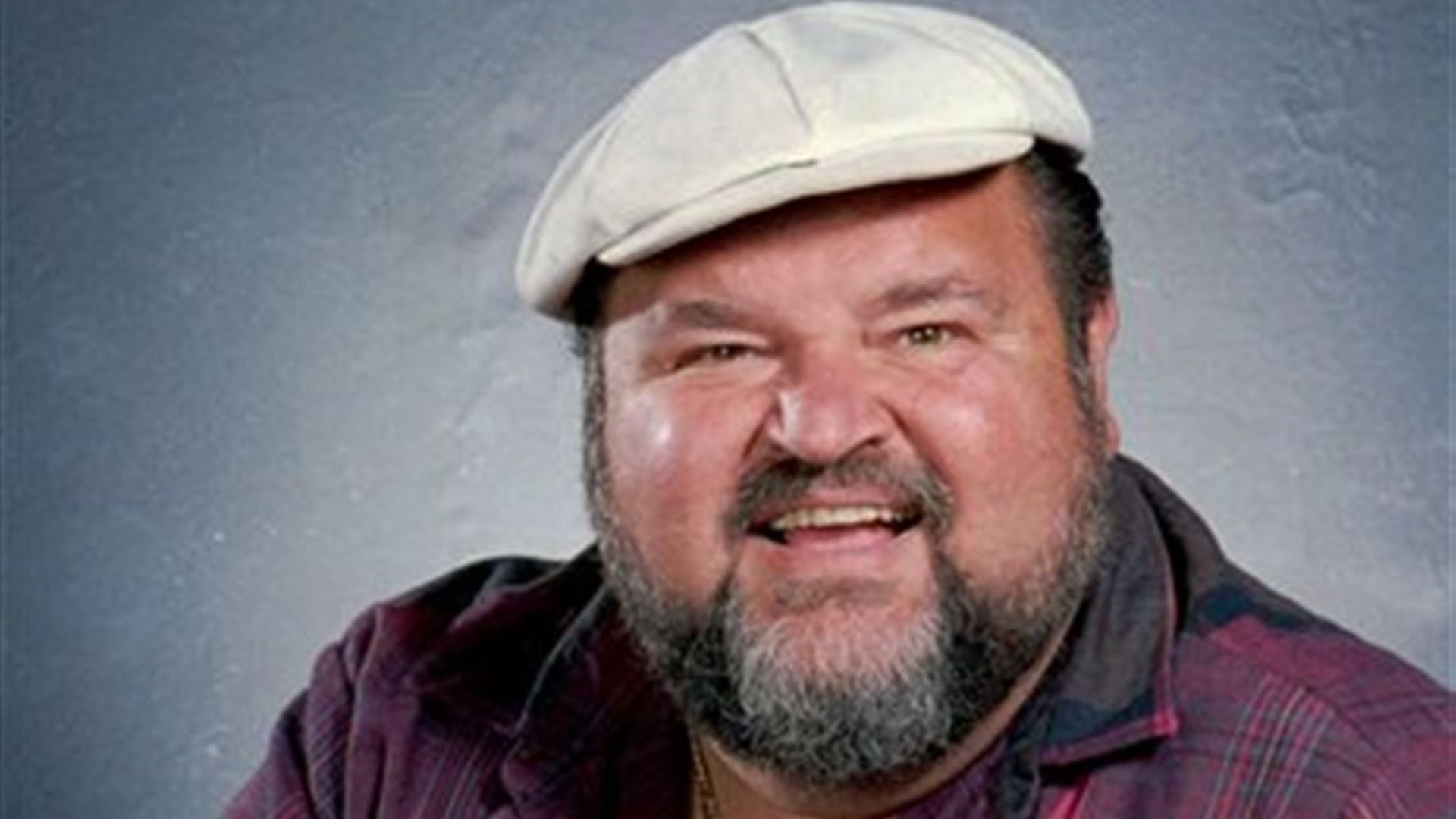 Dom DeLuise wearing a beret.